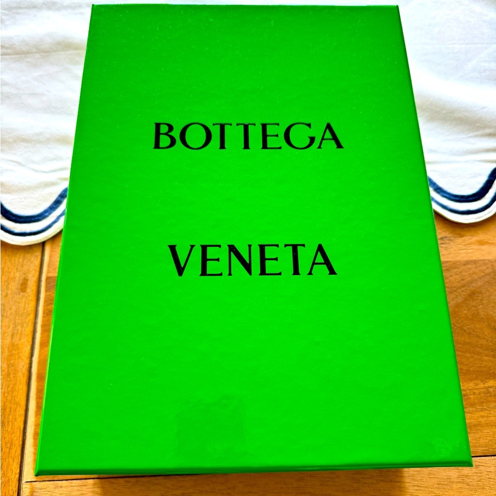 Bottega Veneta Raffia Stretch Flat Mules size 37.5  brand new in box